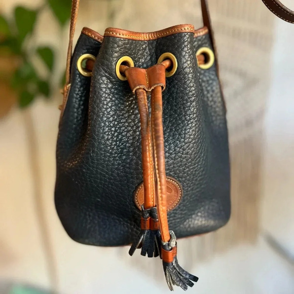 Dooney & Bourke Vintage Navy Blue Leather Drawstring Bucket Medium Crossbody Bag - Picture 2 of 16